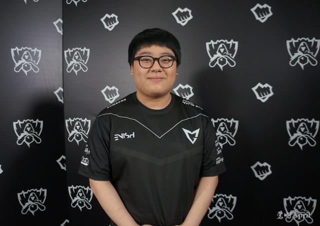 西蒙斯年轻 西蒙斯年轻